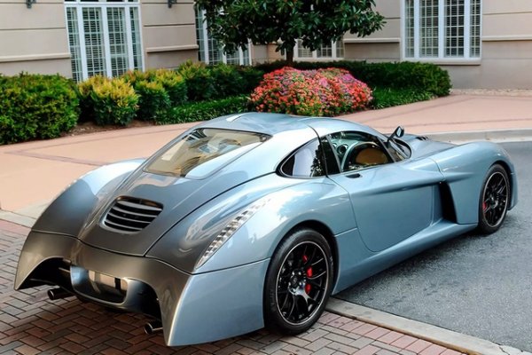 Американците планират да поискат около половин милион евро за Abruzzi, а за тези пари клиентите биха си купили композитна каросерия и двигател LS3 V8 6.2 от Corvette. Инженерите допълват агрегата до 659 к.с. и 800 Нм.

Шестстепенната &bdquo;механика&ldquo; задвижва задния мост според схемата на трансмисията. Заявеното ускорение до 100 км/ч е за 3,2 секунди и максимална скорост 330 км/ч.